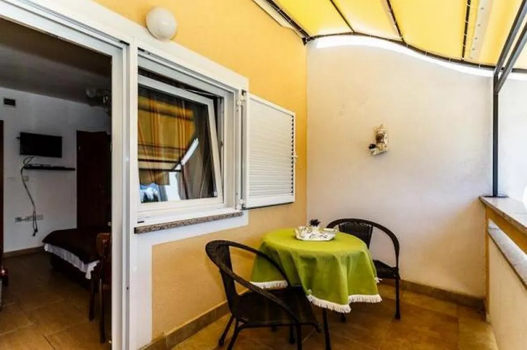 *** Gostinjska kuća Apartments And Rooms With Parking Space Malinska, Krk - 18193 Croatia