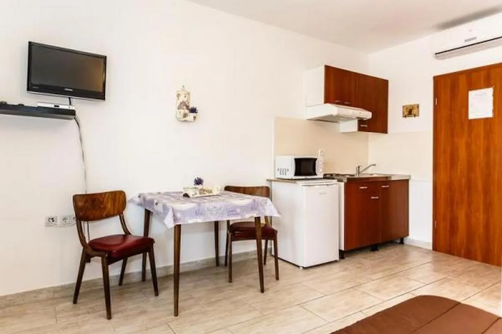 Apartments And Rooms With Parking Space Malinska, Krk - 18193 בית הארחה