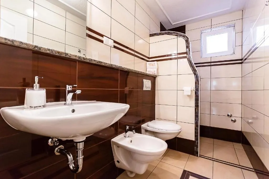 Apartments And Rooms With Parking Space Malinska, Krk - 18193 בית הארחה מאלינסקה