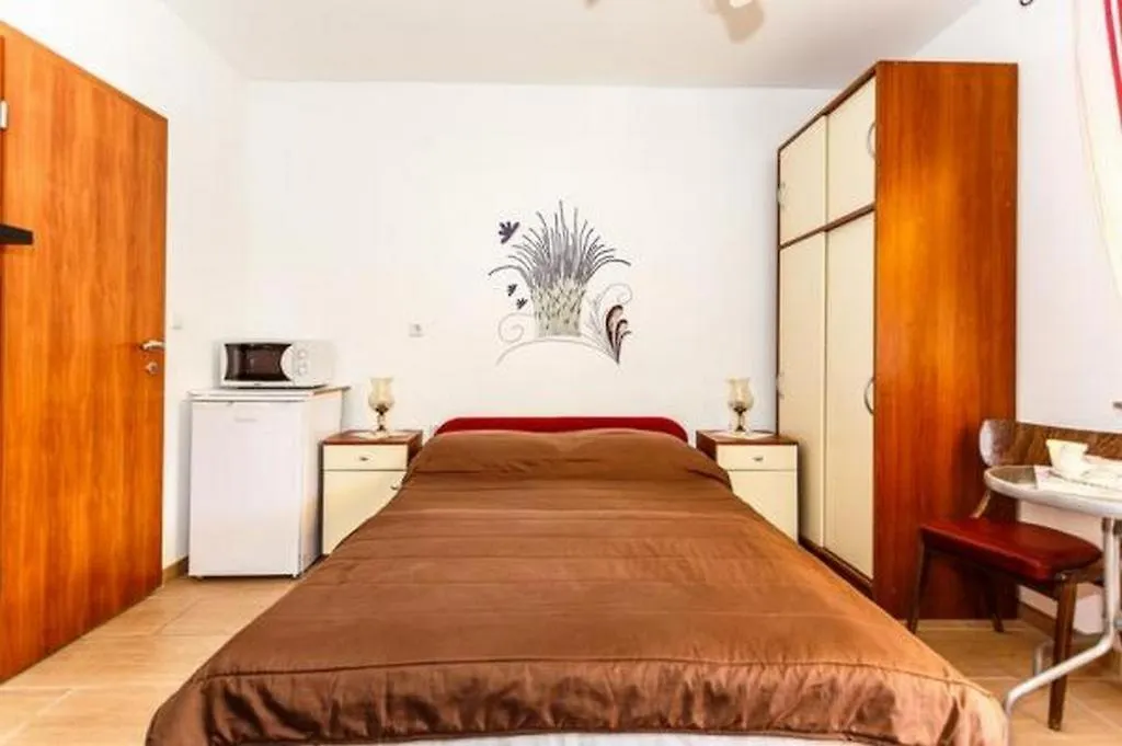 בית הארחה Apartments And Rooms With Parking Space Malinska, Krk - 18193